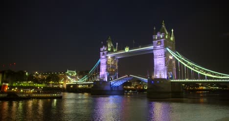 Time-Lapse-of-Boat-Passing-Under-Tower-Bridge