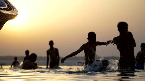 Silhouetted-People-Bathing-in-Ganges
