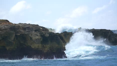 Huge-Waves-Hitting-Bali-Coastline